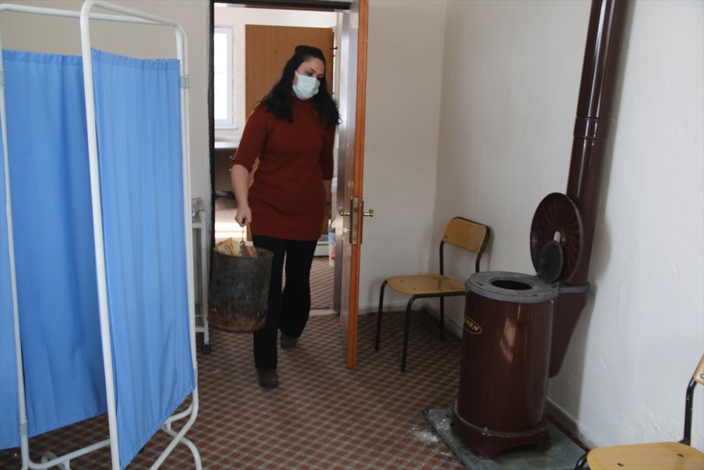 Yayla Köyünün 9 Yıllık Ebesi Mesleğiyle Gurur Duyuyor