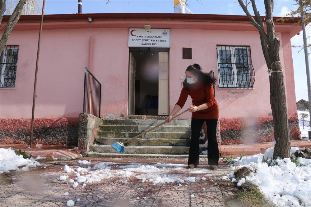 Yayla Köyünün 9 Yıllık Ebesi Mesleğiyle Gurur Duyuyor