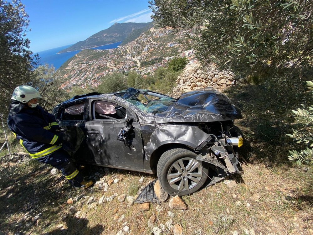 Antalya'da İki Otomobil Çarpıştı: 3 Yaralı