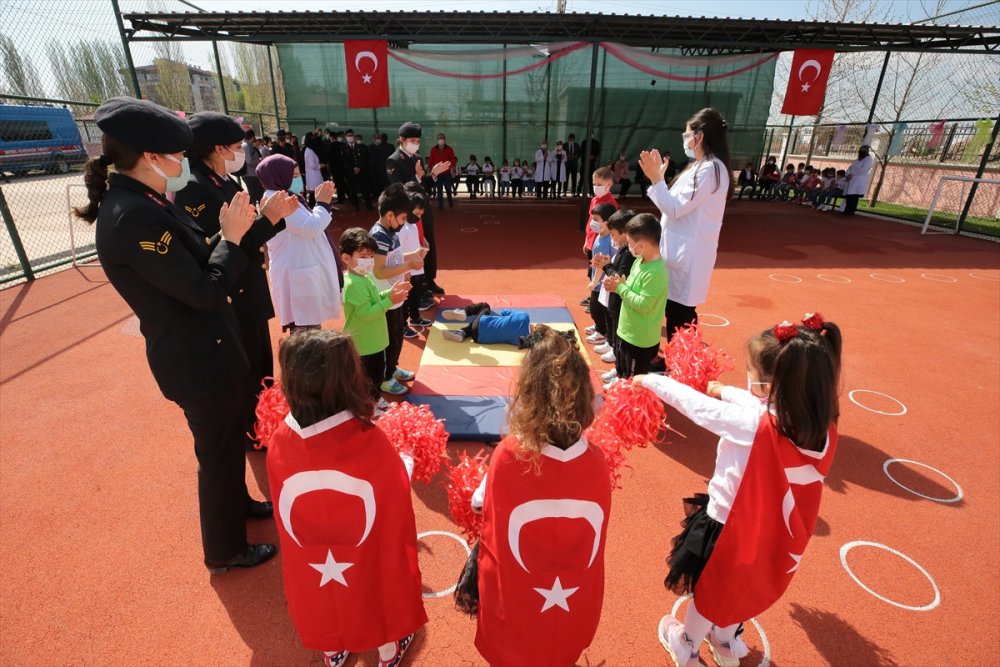 Aksaray'da Jandarmadan Engelli Öğrencilere 23 Nisan Kutlaması