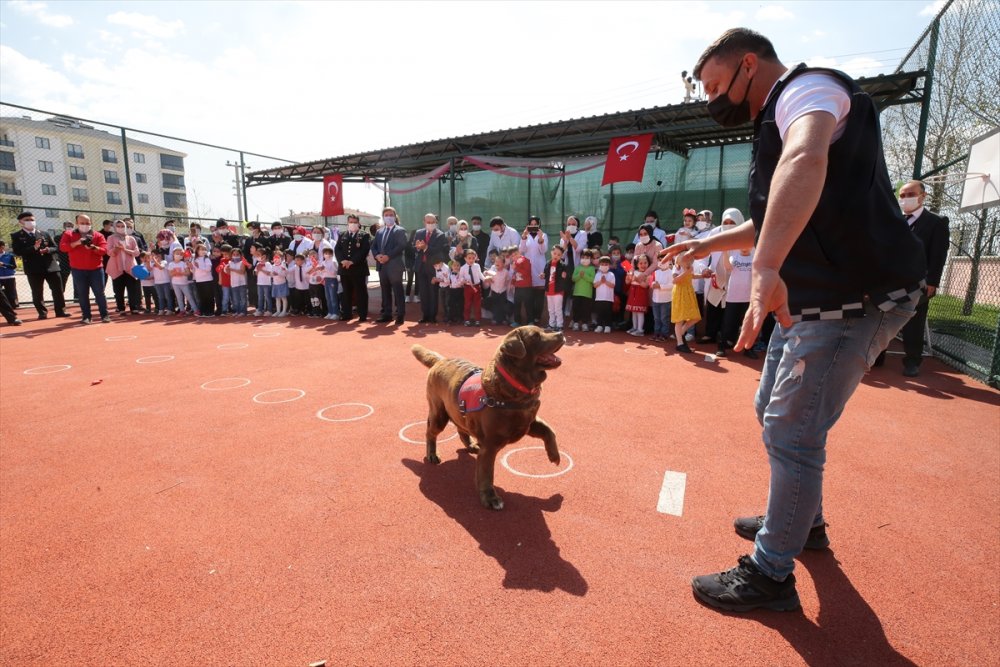 Aksaray'da Jandarmadan Engelli Öğrencilere 23 Nisan Kutlaması