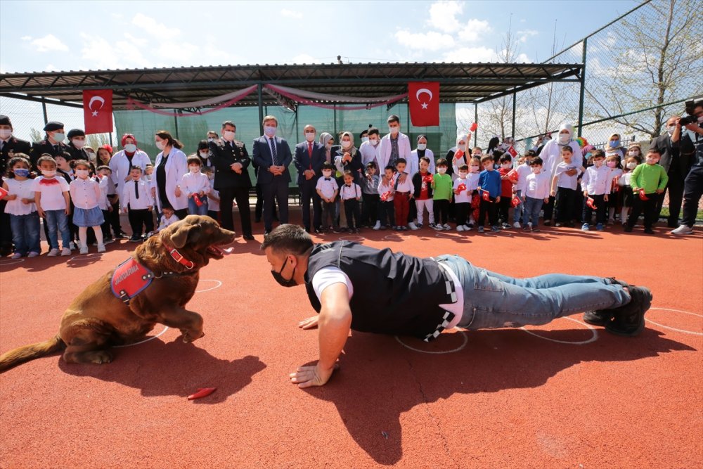 Aksaray'da Jandarmadan Engelli Öğrencilere 23 Nisan Kutlaması