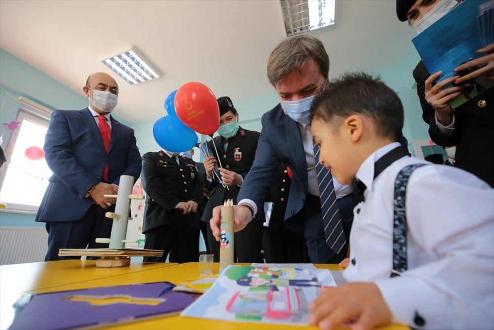 Aksaray'da Jandarmadan Engelli Öğrencilere 23 Nisan Kutlaması