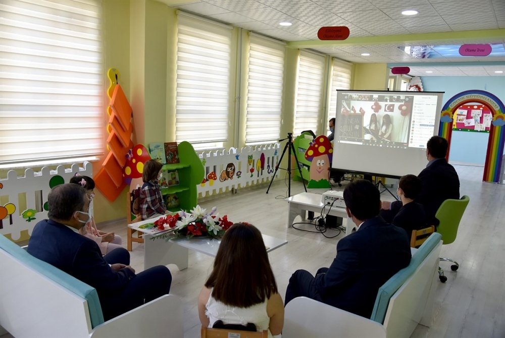 Vali Işık, Çocuklarla Video Konferans Yöntemiyle Bir Araya Geldi