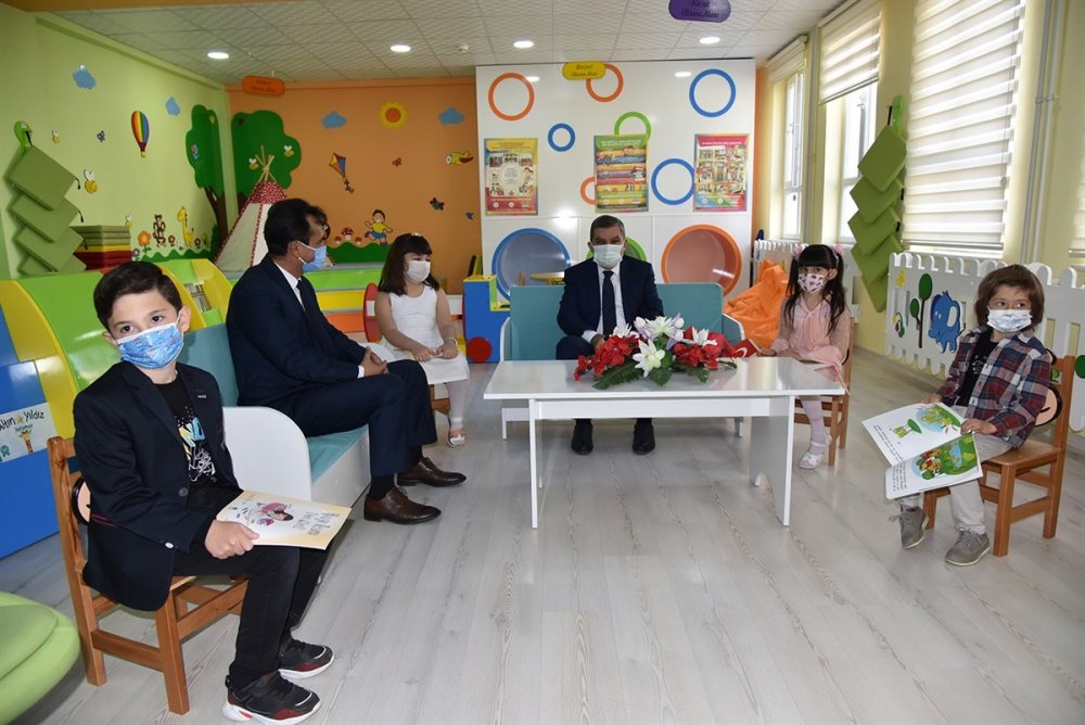 Vali Işık, Çocuklarla Video Konferans Yöntemiyle Bir Araya Geldi