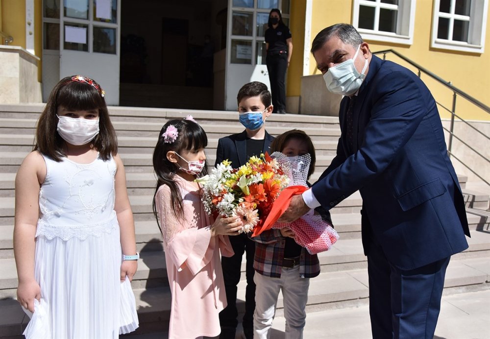 Vali Işık, Çocuklarla Video Konferans Yöntemiyle Bir Araya Geldi