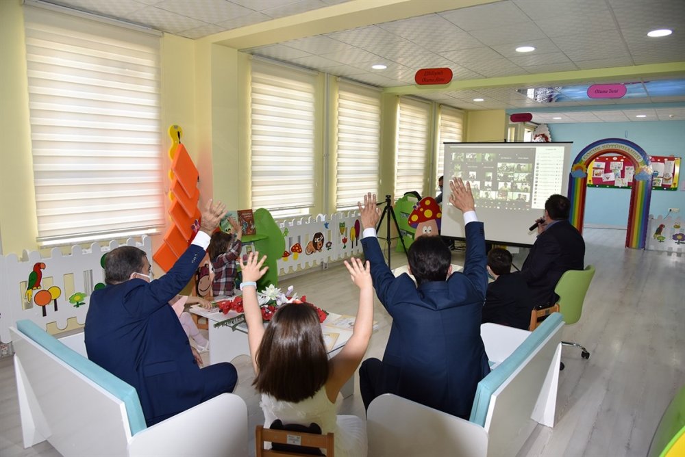 Vali Işık, Çocuklarla Video Konferans Yöntemiyle Bir Araya Geldi