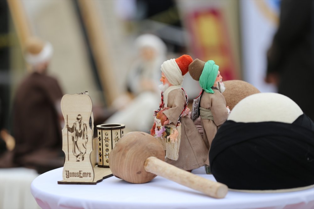 Aksaray'da Vatandaşlara Yunus Emre'nin Sözlerinin Yer Aldığı Fermanlar Dağıtıldı