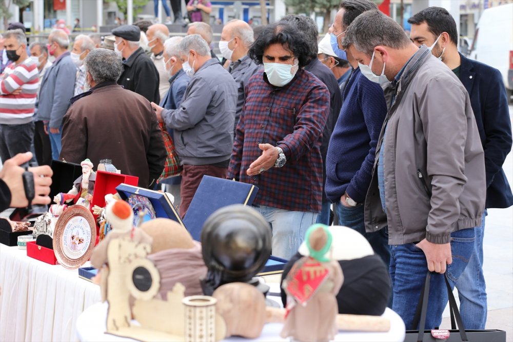 Aksaray'da Vatandaşlara Yunus Emre'nin Sözlerinin Yer Aldığı Fermanlar Dağıtıldı