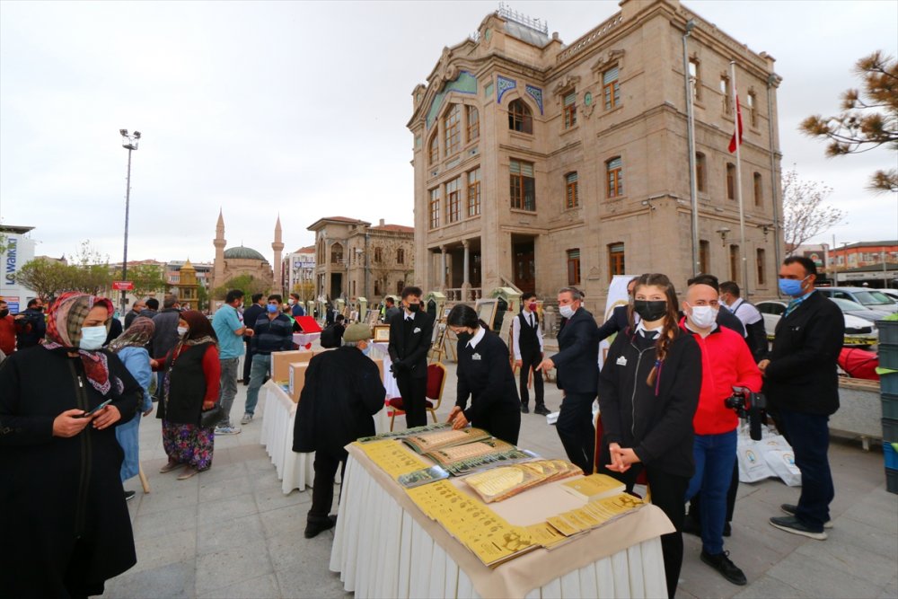 Aksaray'da Vatandaşlara Yunus Emre'nin Sözlerinin Yer Aldığı Fermanlar Dağıtıldı