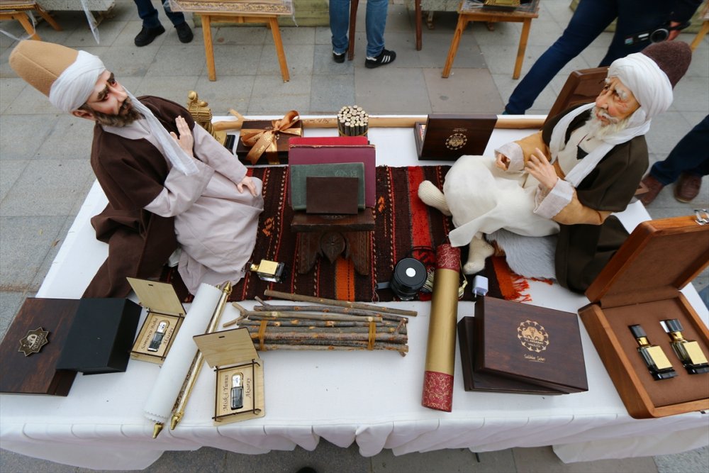 Aksaray'da Vatandaşlara Yunus Emre'nin Sözlerinin Yer Aldığı Fermanlar Dağıtıldı