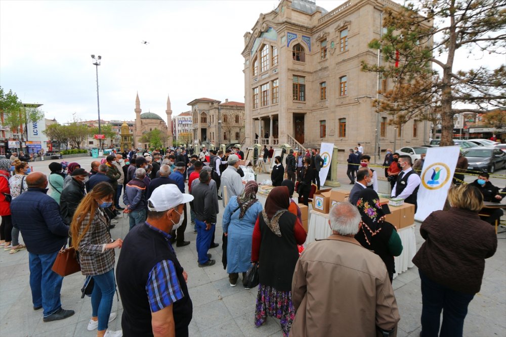 Aksaray'da Vatandaşlara Yunus Emre'nin Sözlerinin Yer Aldığı Fermanlar Dağıtıldı