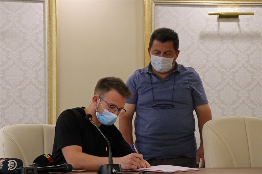 Alman Genç, Arkadaşının Babaannesinden Etkilenip Müslüman Oldu