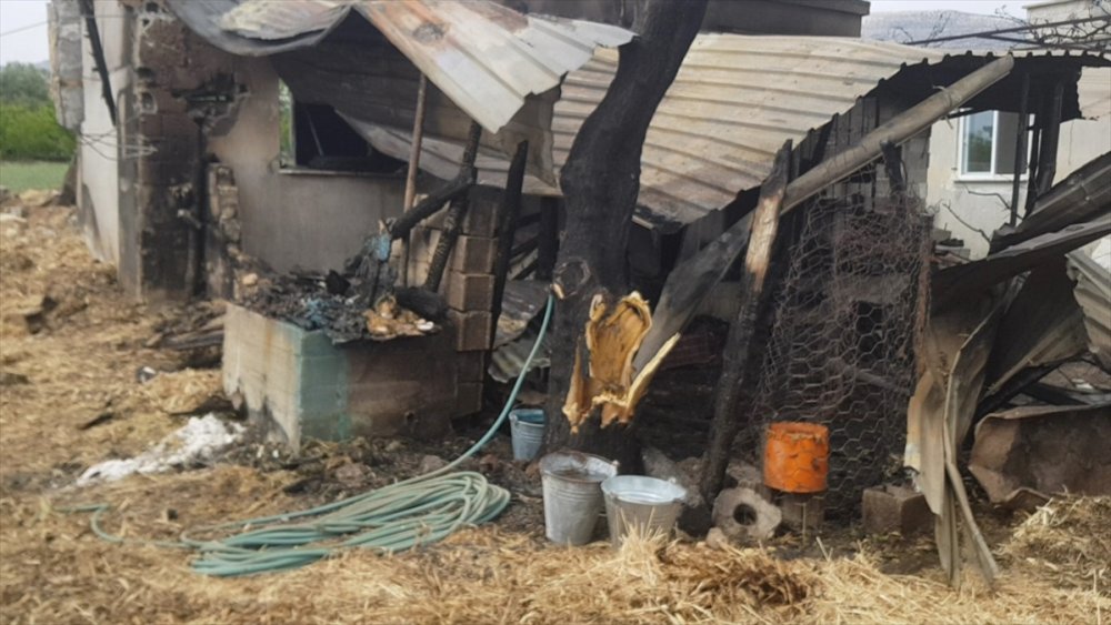 Mut'ta Yanan Ev ve Ahır kullanılmaz Hale Geldi