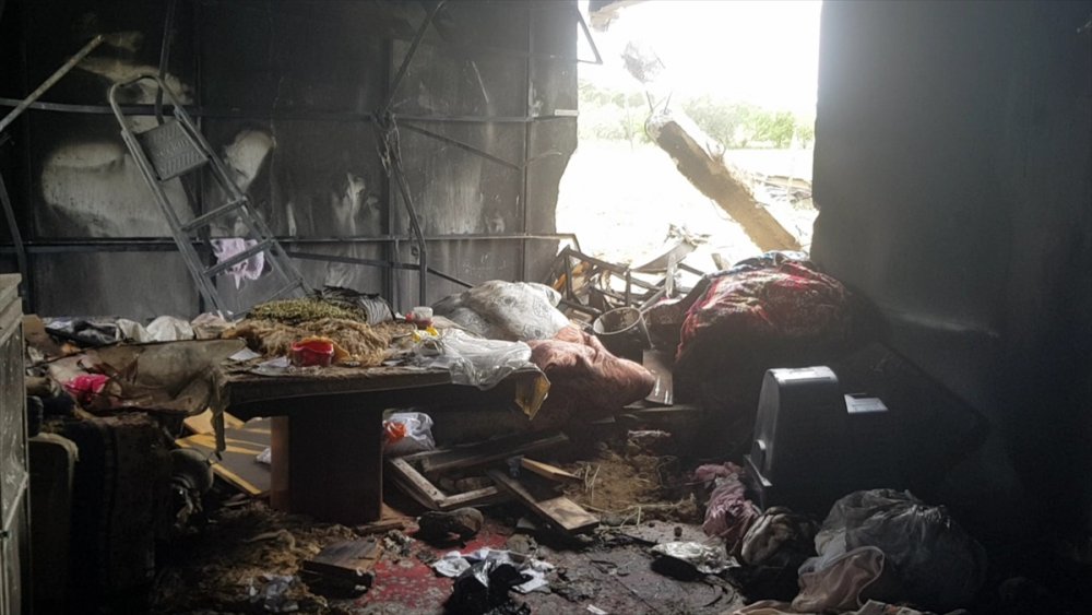 Mut'ta Yanan Ev ve Ahır kullanılmaz Hale Geldi