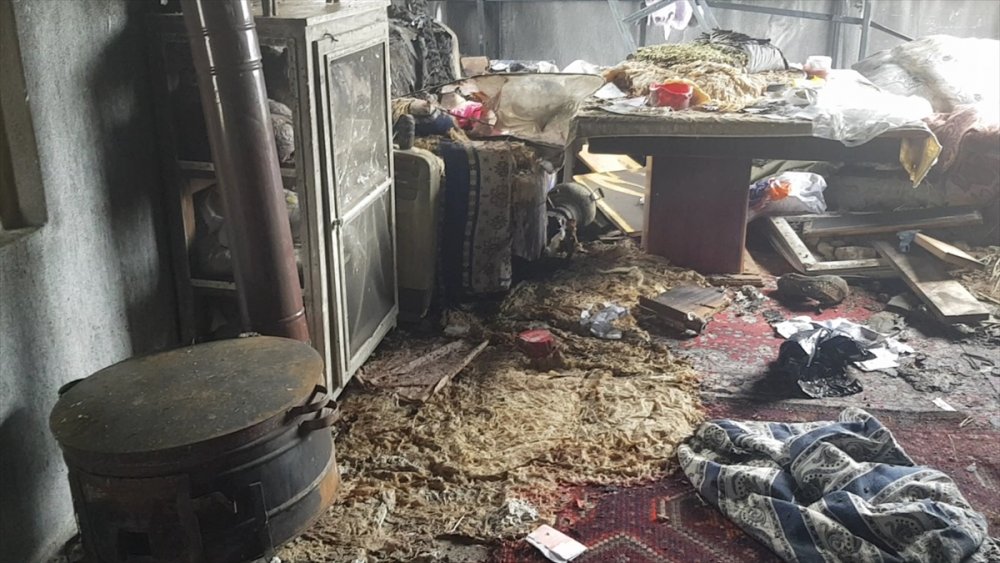 Mut'ta Yanan Ev ve Ahır kullanılmaz Hale Geldi
