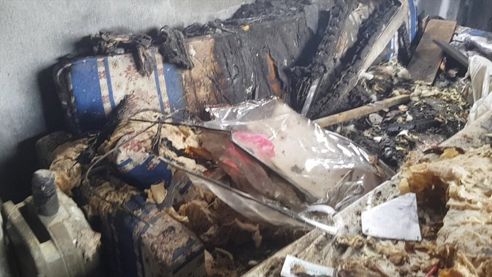 Mut'ta Yanan Ev ve Ahır kullanılmaz Hale Geldi