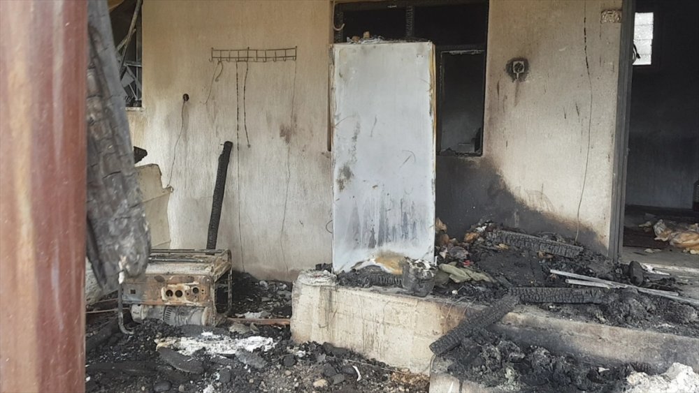 Mut'ta Yanan Ev ve Ahır kullanılmaz Hale Geldi