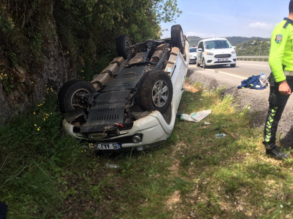 Antalya'da Otomobil Devrildi: 5 Yaralı