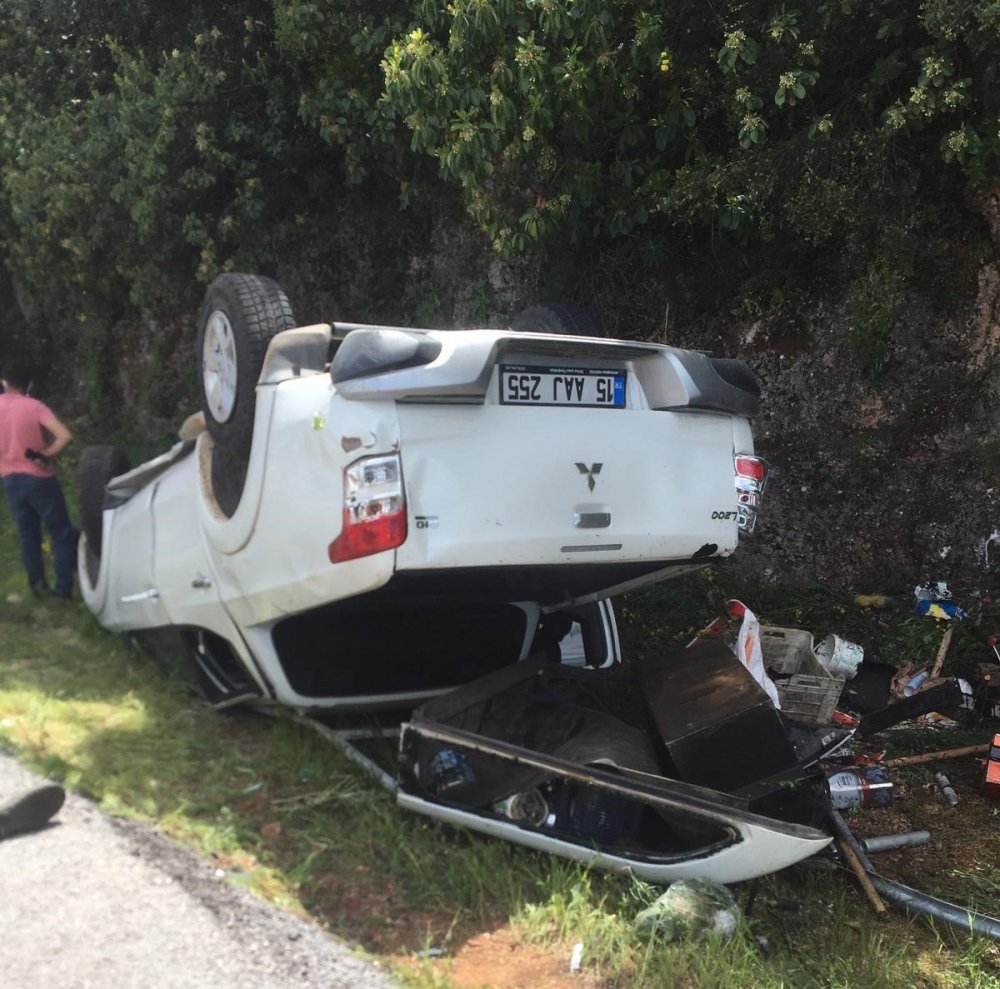 Antalya'da Otomobil Devrildi: 5 Yaralı