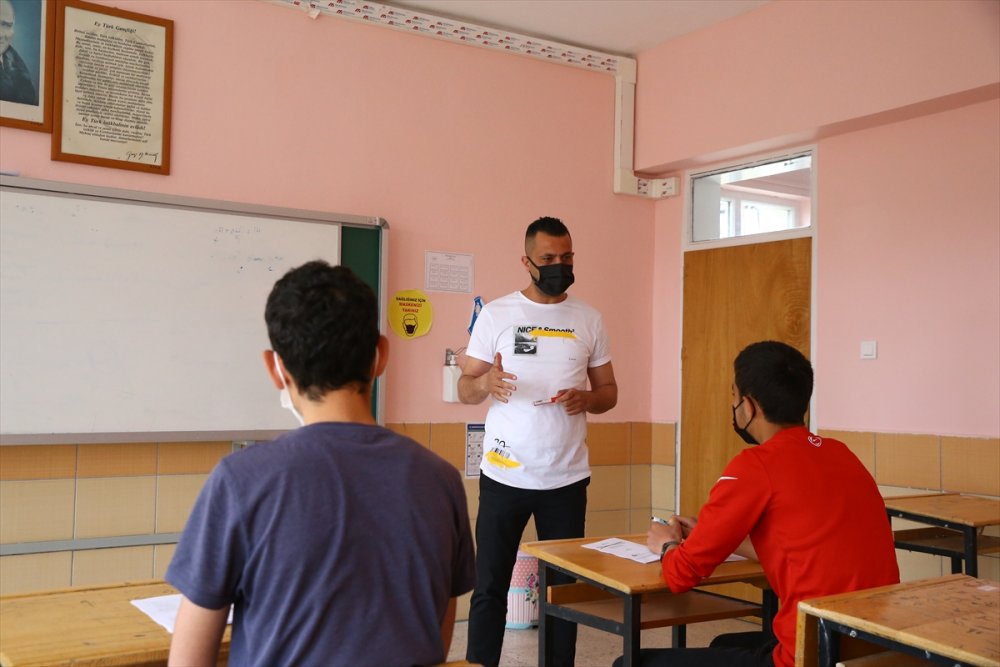 Genç Yaşta Kanseri Yenen Öğretmen Öğrencilerini Geleceğe Hazırlıyor