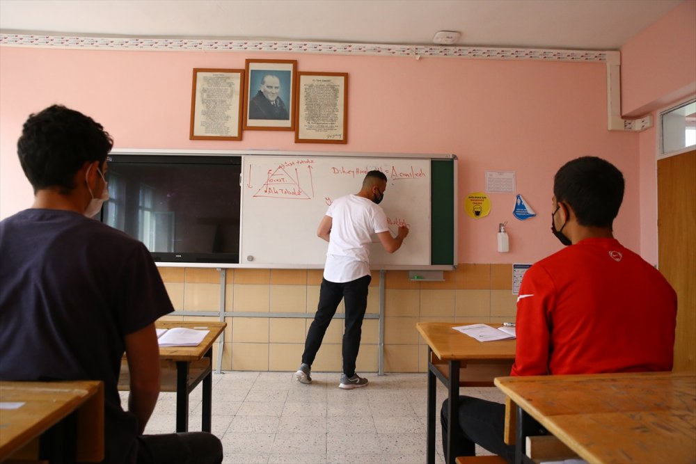 Genç Yaşta Kanseri Yenen Öğretmen Öğrencilerini Geleceğe Hazırlıyor