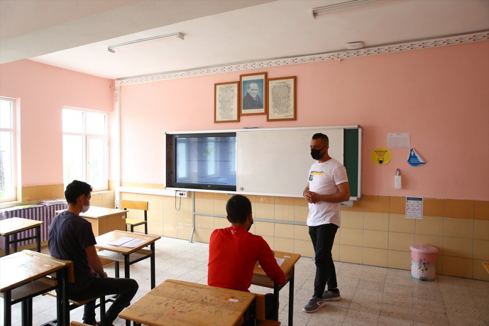Genç Yaşta Kanseri Yenen Öğretmen Öğrencilerini Geleceğe Hazırlıyor