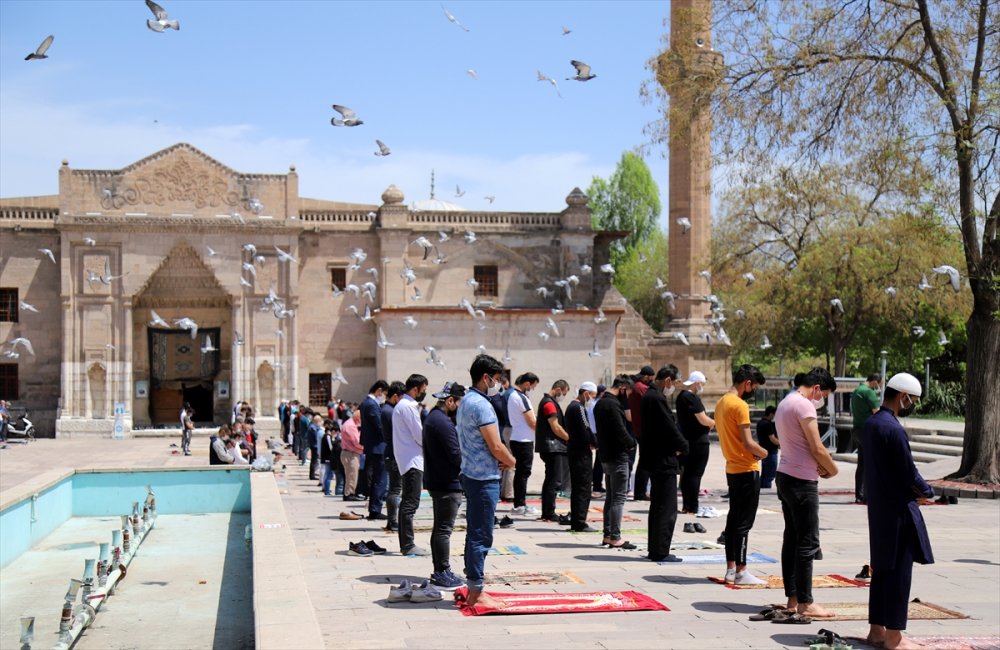 Aksaray'da "Tam Kapanmada" Vatandaşların Cuma Heyecanı