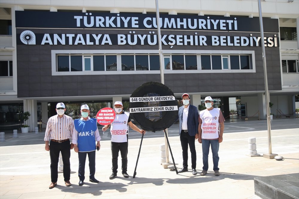 Antalya'da 648 Gündür Grevde Olan İşçiler, Büyükşehir Belediyesi Önüne Siyah Çelenk Bıraktı