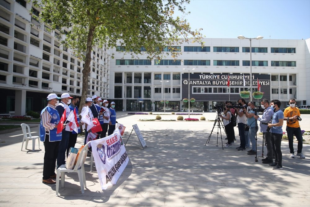 Antalya'da 648 Gündür Grevde Olan İşçiler, Büyükşehir Belediyesi Önüne Siyah Çelenk Bıraktı