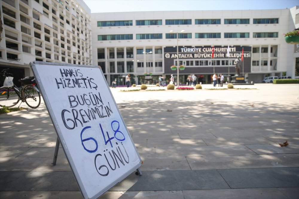 Antalya'da 648 Gündür Grevde Olan İşçiler, Büyükşehir Belediyesi Önüne Siyah Çelenk Bıraktı