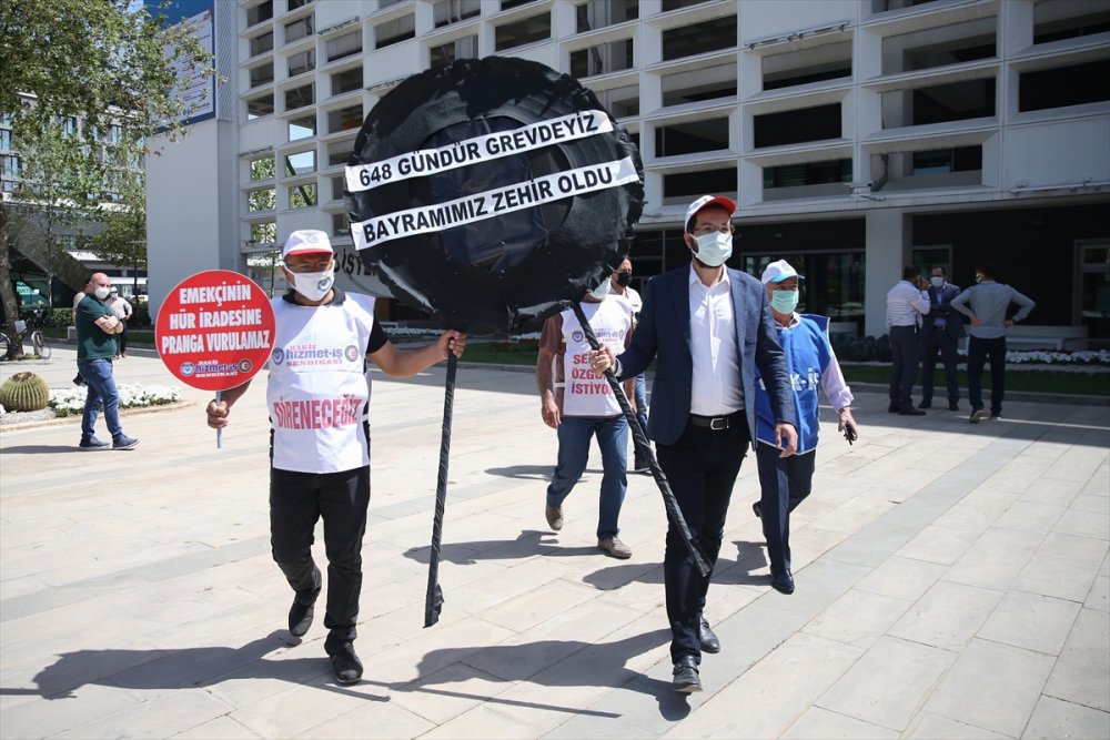 Antalya'da 648 Gündür Grevde Olan İşçiler, Büyükşehir Belediyesi Önüne Siyah Çelenk Bıraktı