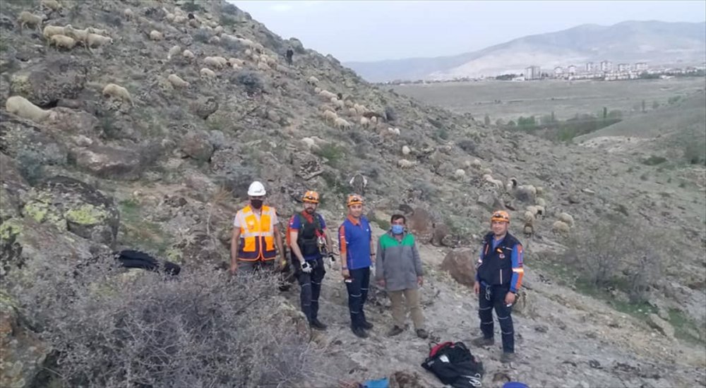 Kayalıklardan Düşen Koyununa Ulaşmak İsterken Mahsur Kalan Kişi Kurtarıldı