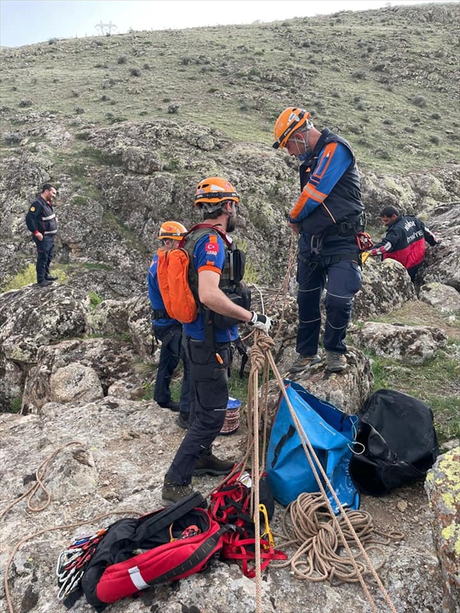 Kayalıklardan Düşen Koyununa Ulaşmak İsterken Mahsur Kalan Kişi Kurtarıldı