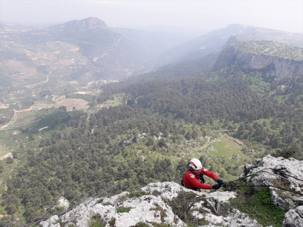 Mersin'de Kayalıklarda Mahsur Kalan Keçi Akut Ekiplerince Kurtarıldı