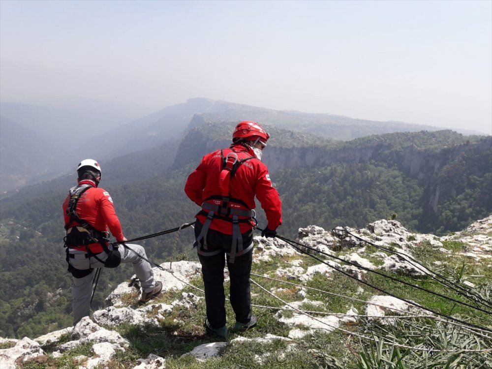 Mersin'de Kayalıklarda Mahsur Kalan Keçi Akut Ekiplerince Kurtarıldı