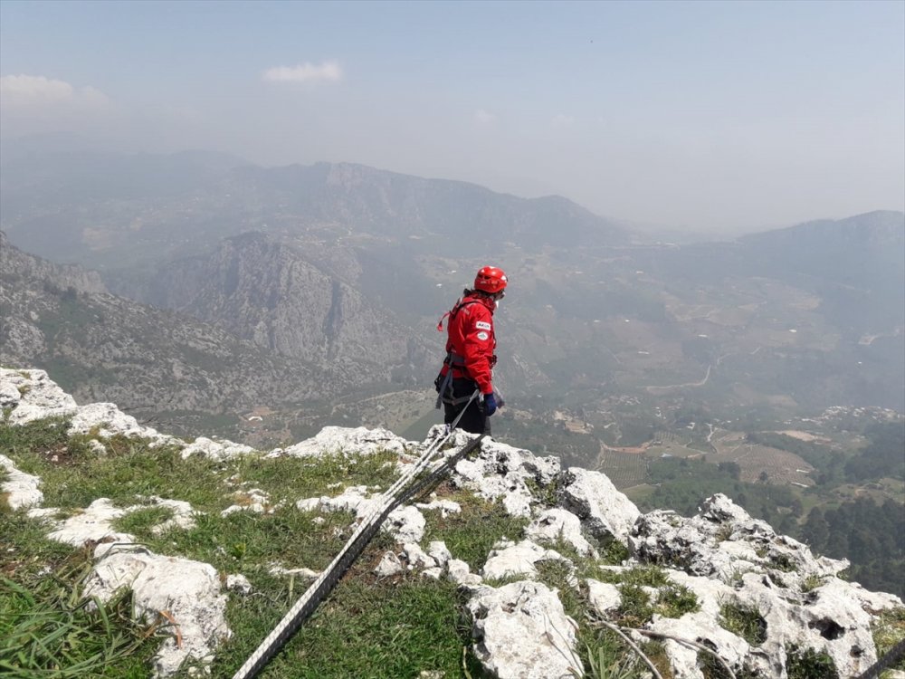 Mersin'de Kayalıklarda Mahsur Kalan Keçi Akut Ekiplerince Kurtarıldı