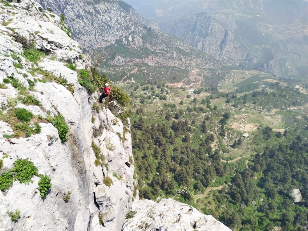 Mersin'de Kayalıklarda Mahsur Kalan Keçi Akut Ekiplerince Kurtarıldı