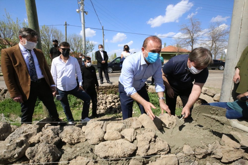 Aksaray'da Vali İşçilerle Birlikte Duvar Ördü