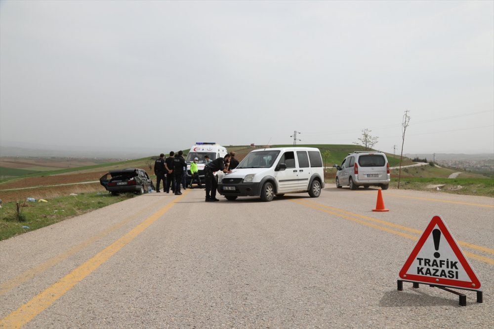 Ankara'da Devrilen Otomobildeki Sürücü Hayatını Kaybetti, 2 Kişi Yaralandı