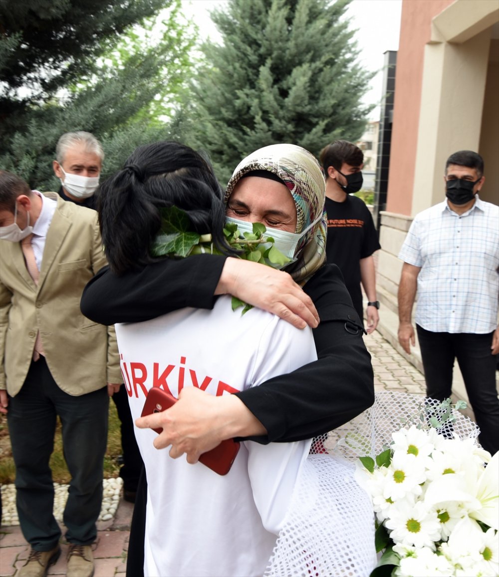 Şampiyon Kızına Sımsıkı Sarıldı