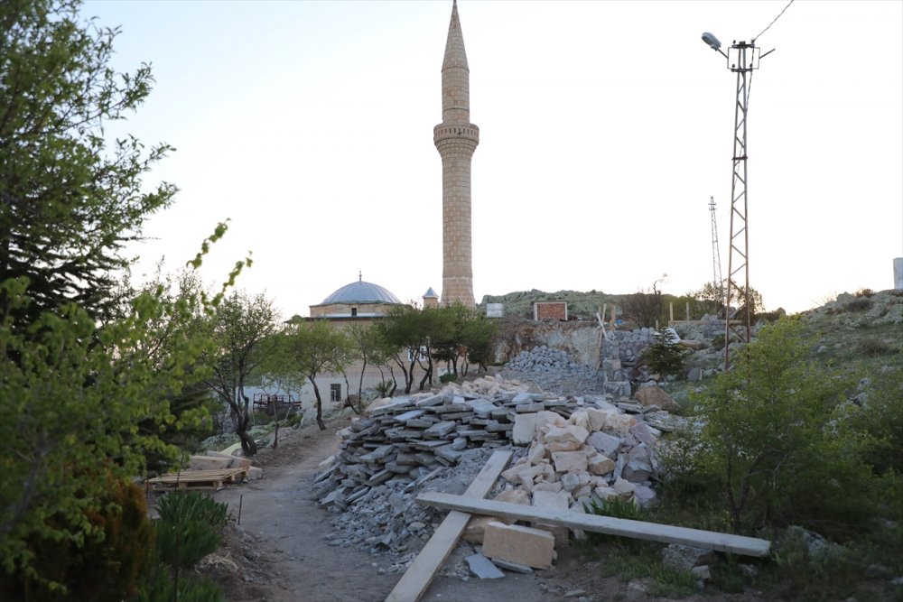 Yunus Emre Ve Hocası Tapduk Emre'nin Türbeleri Restore Ediliyor