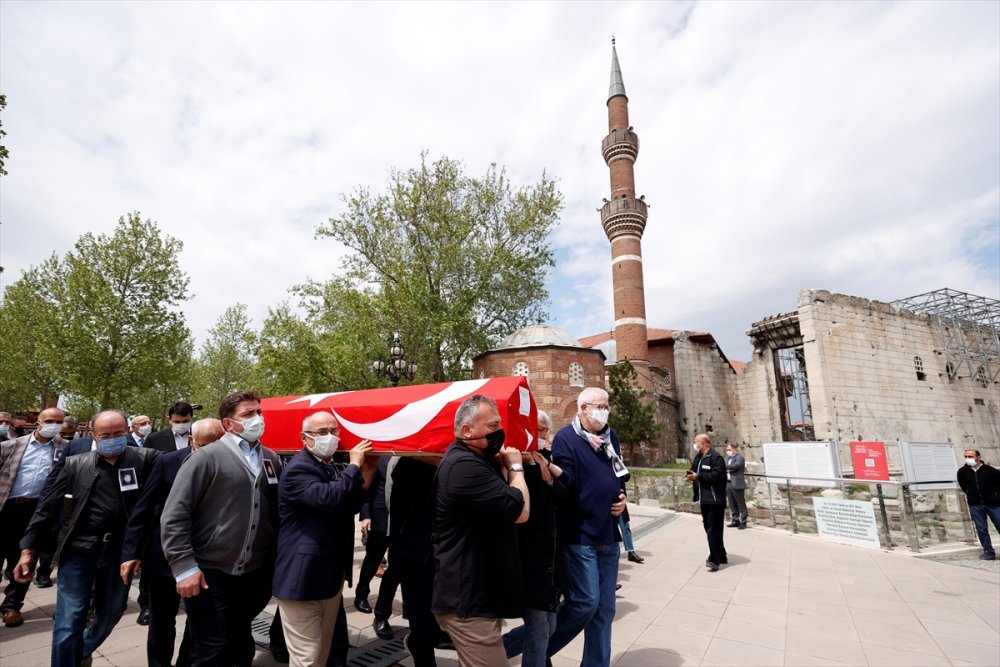 Edebiyatçı Emine Işınsu Öksüz, Son Yolculuğuna Uğurlandı