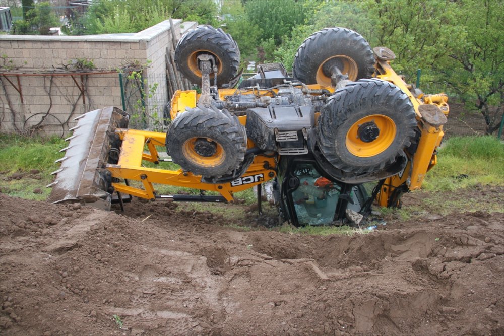 Kayseri'de Devrilen İş Makinesinin Operatörü Yaralandı