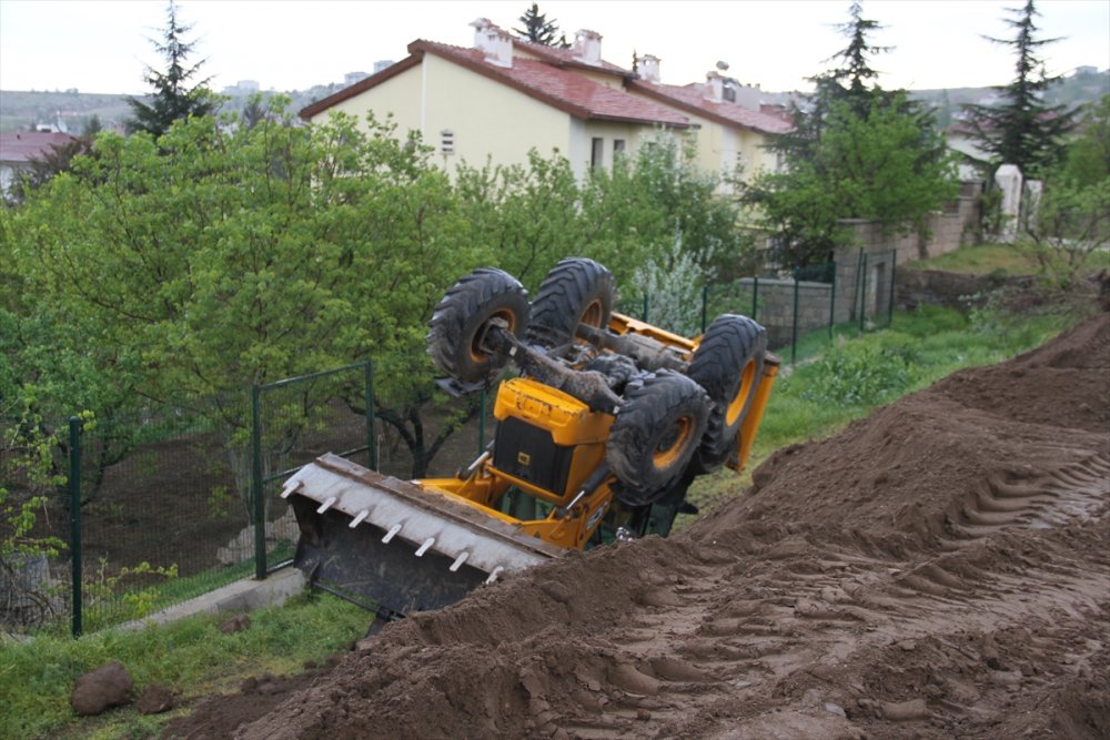 Kayseri'de Devrilen İş Makinesinin Operatörü Yaralandı
