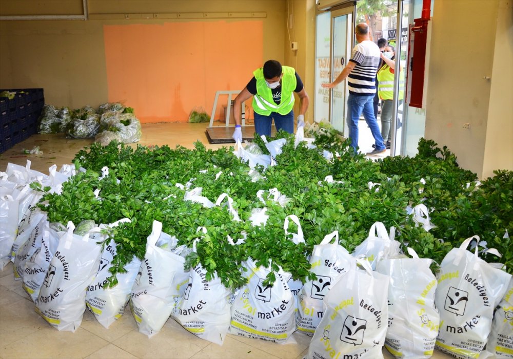 Antalya'da Üreticinin Elinde Kalan Ürünü Satın Alan Belediye, İhtiyaç Sahiplerine Dağıtıyor