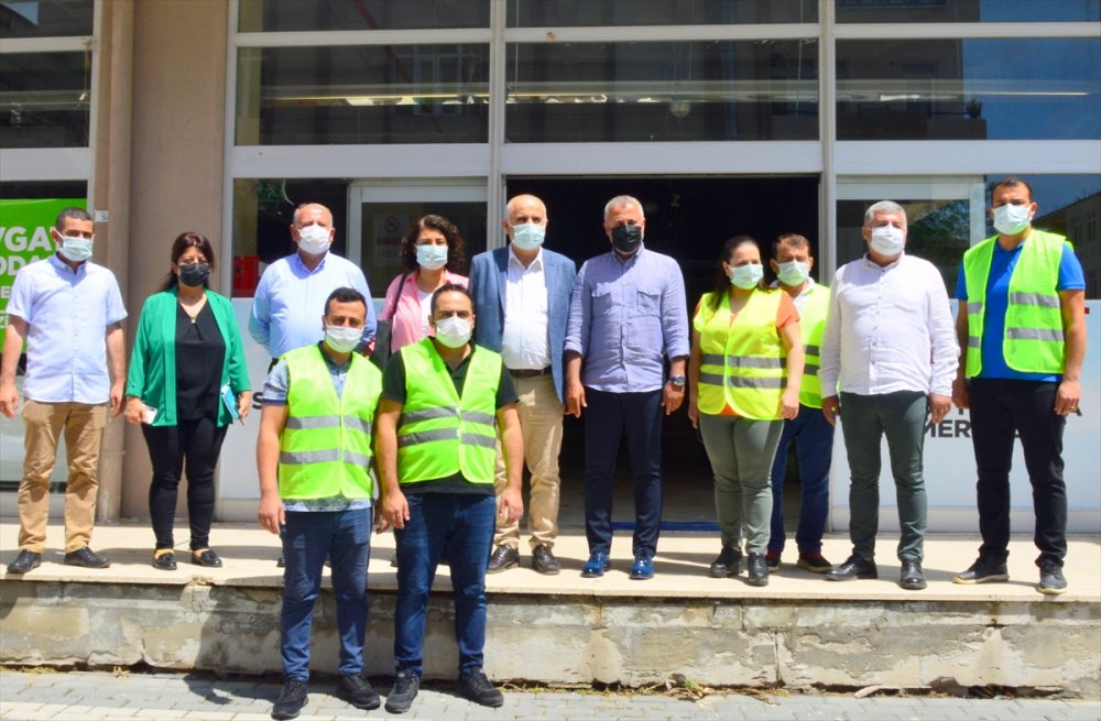 Antalya'da Üreticinin Elinde Kalan Ürünü Satın Alan Belediye, İhtiyaç Sahiplerine Dağıtıyor