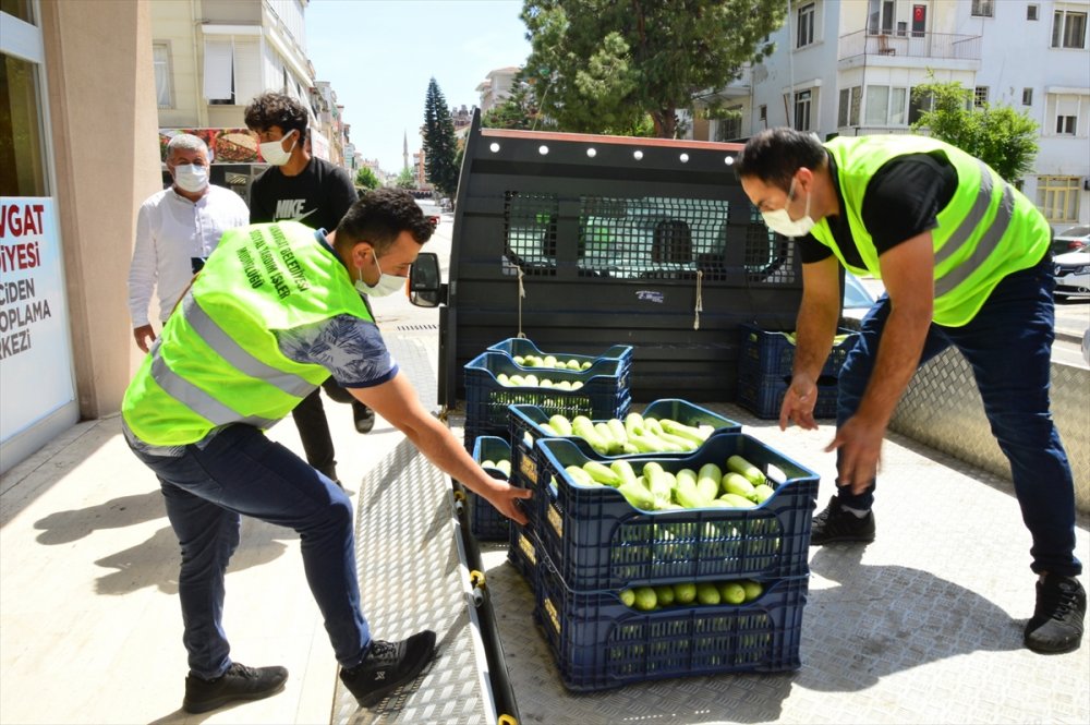 Antalya'da Üreticinin Elinde Kalan Ürünü Satın Alan Belediye, İhtiyaç Sahiplerine Dağıtıyor