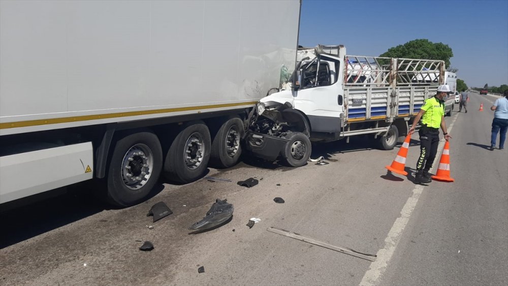 Karaman'da Tırın Dorsesine Çarpan Kamyonetin Sürücüsü Öldü