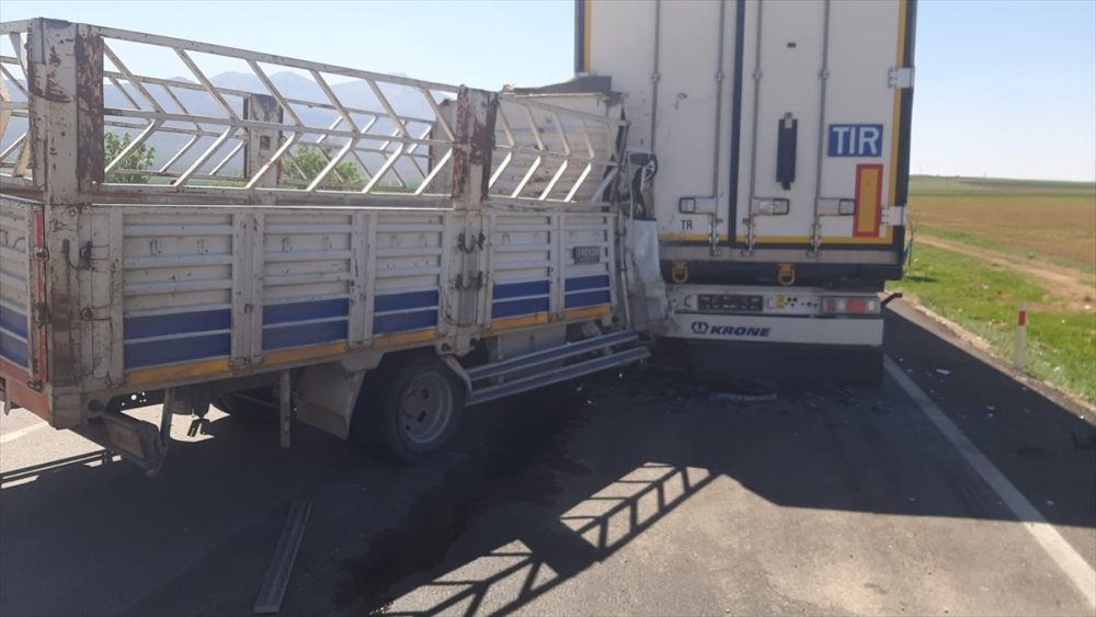Karaman'da Tırın Dorsesine Çarpan Kamyonetin Sürücüsü Öldü